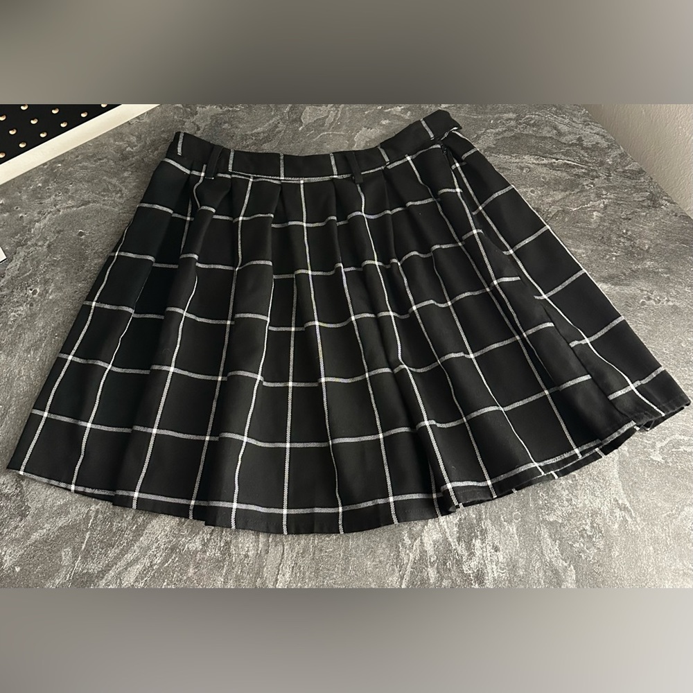 Hot Topic Black And White Plaid Skirt Hot Topic Pleated Grid Line